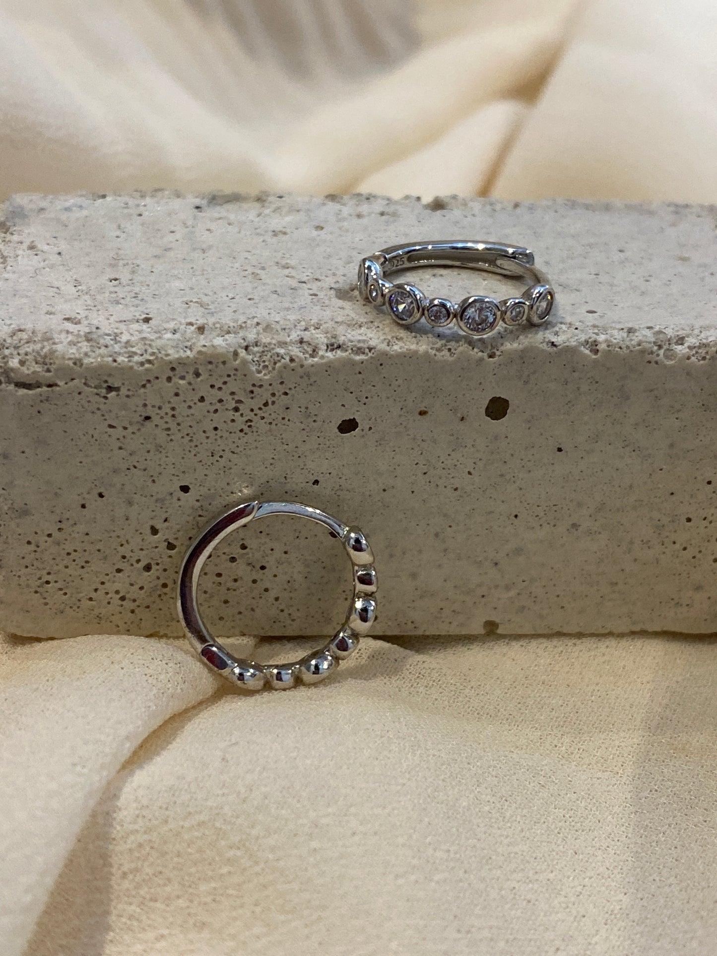 Mini Hoops Silver Puntos Zirconias 7mm