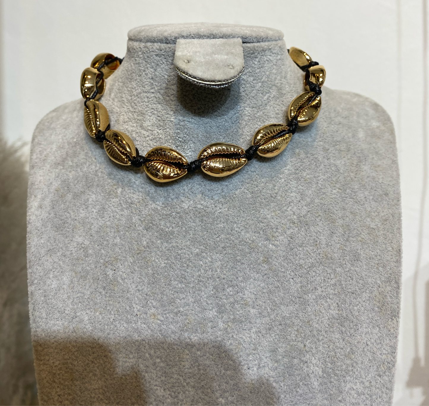 Chocker Conchas de Mar Gold/Negro