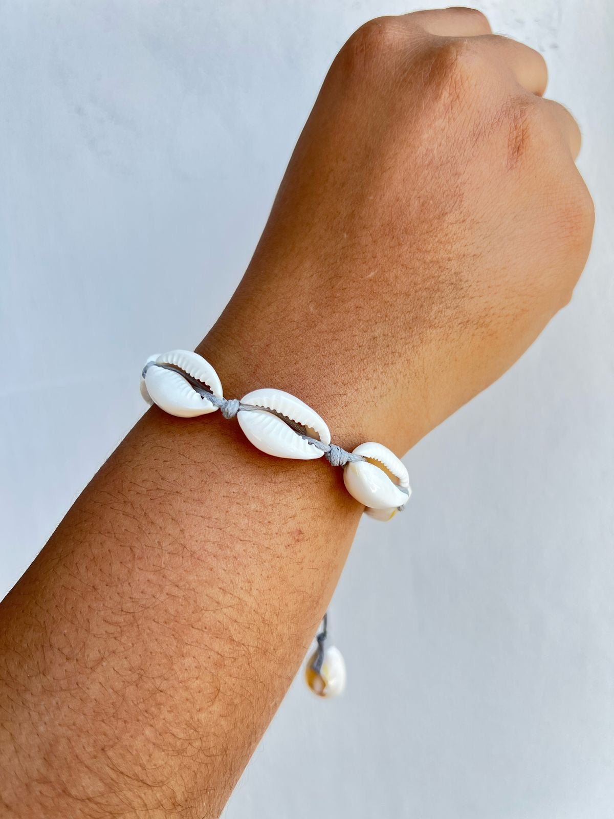 Brazalete Conchas de Mar Gris