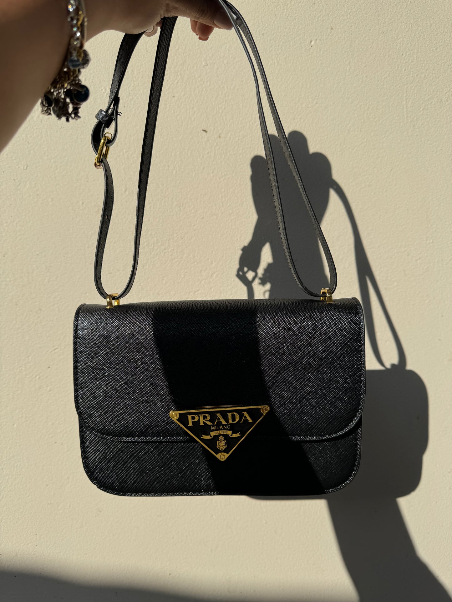 Cartera Prada Black & Gold