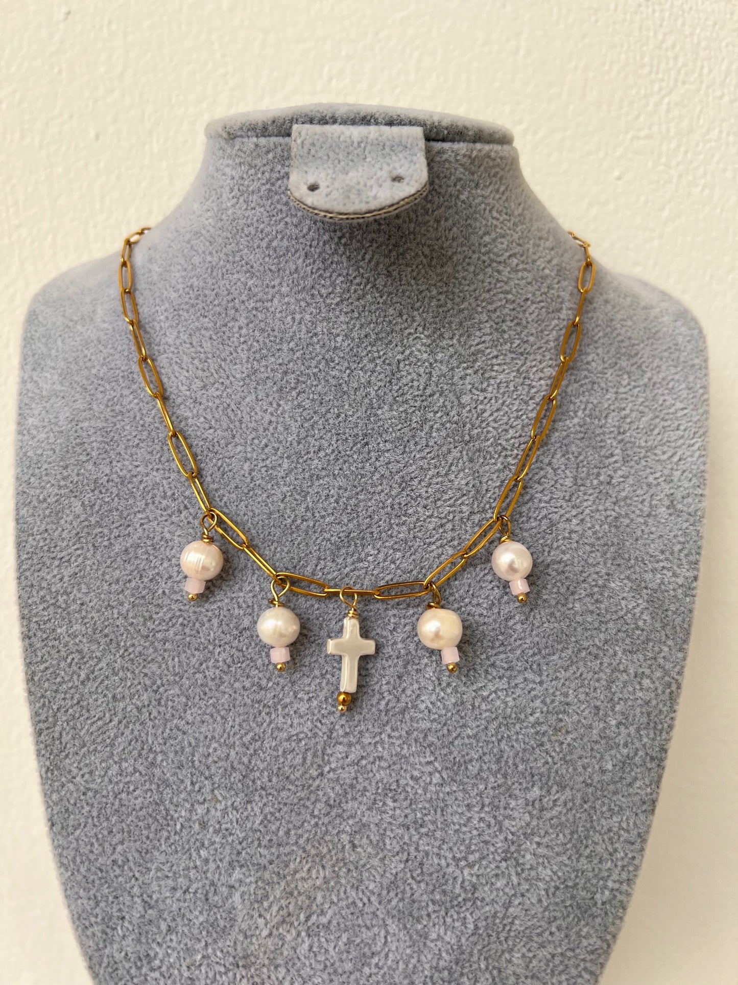 Cadena Cruz Concha Nacar y Perlitas