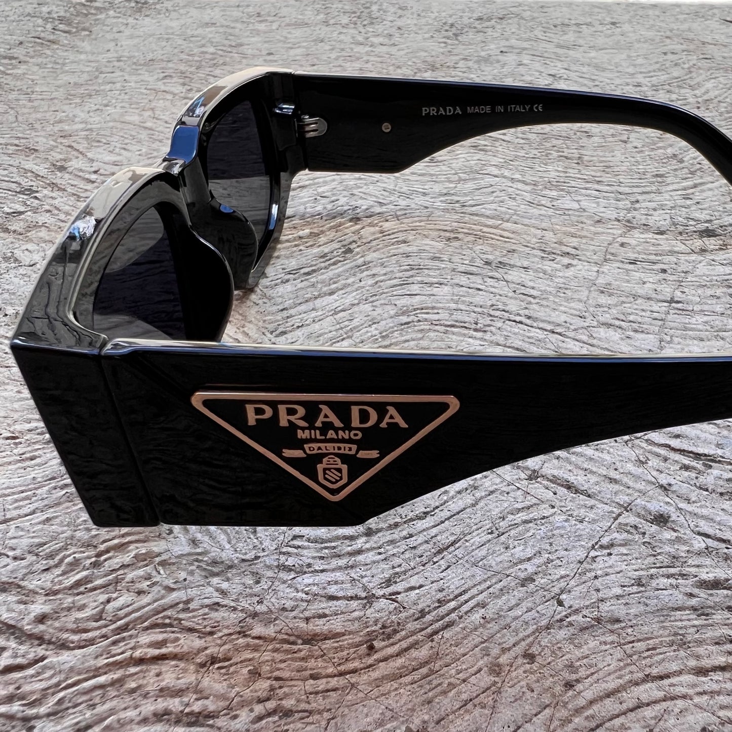 Lentes Prada Semiredondos Black & Gold
