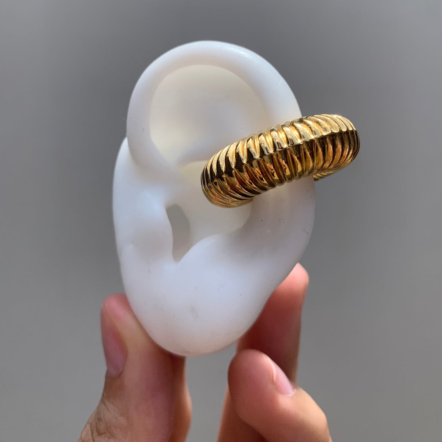 Earcuff Dona Gold Rayada