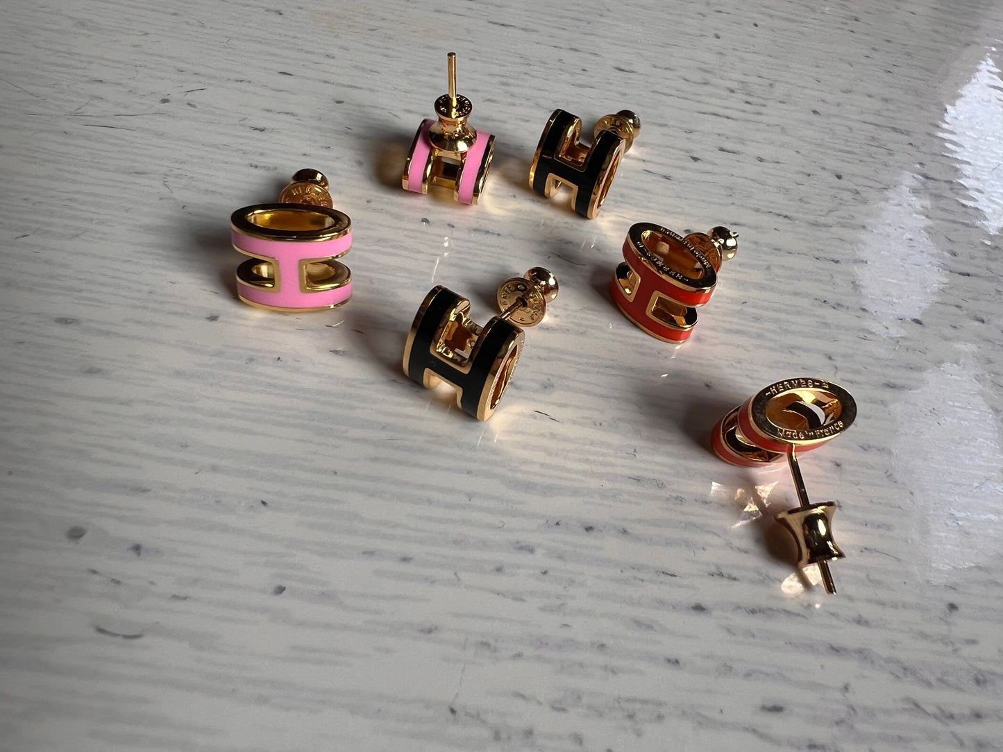 Studs HERMES letra naranja
