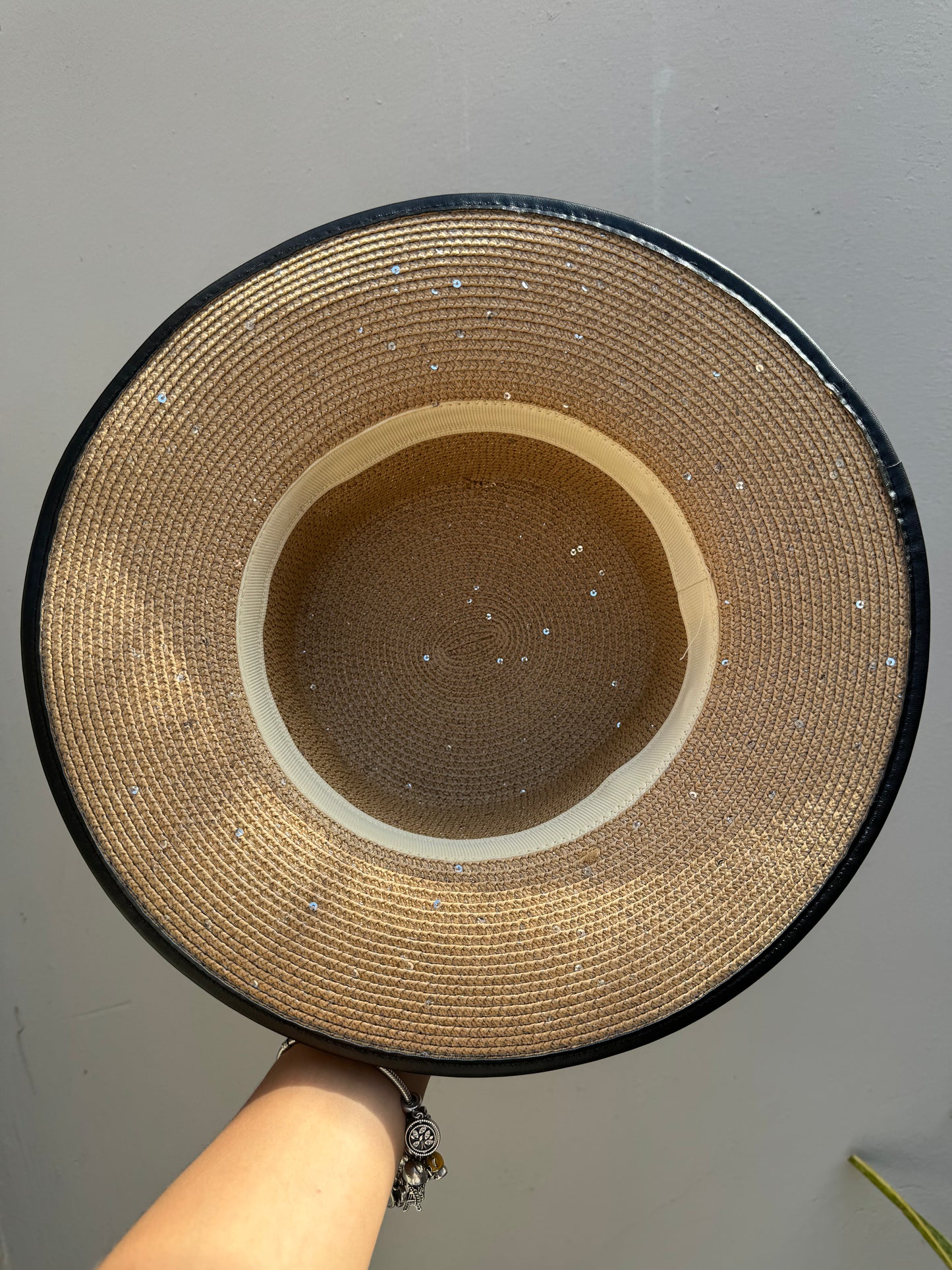 Hat Prada Cafe + Brillos