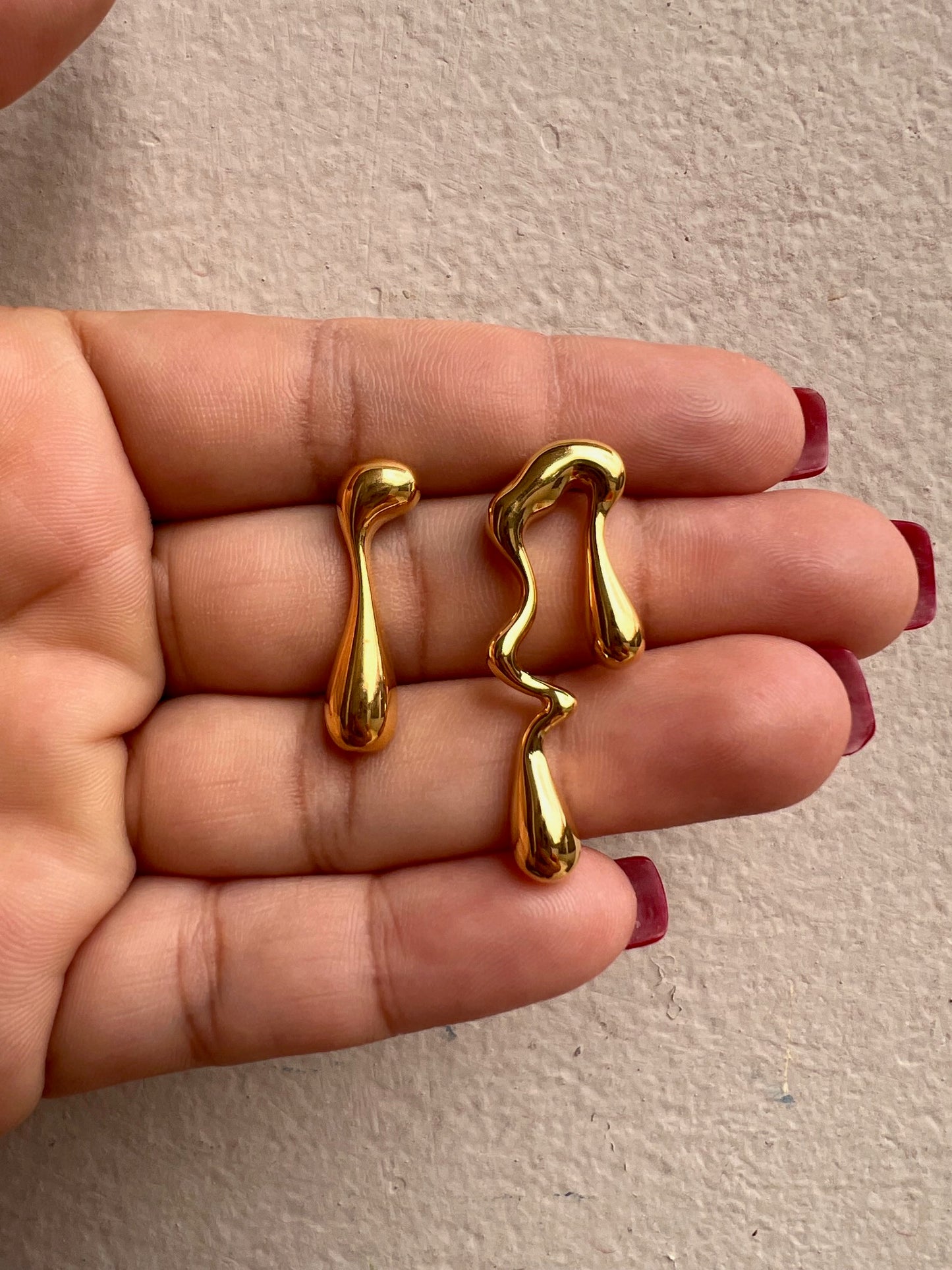 Studs gold gotas derretidas