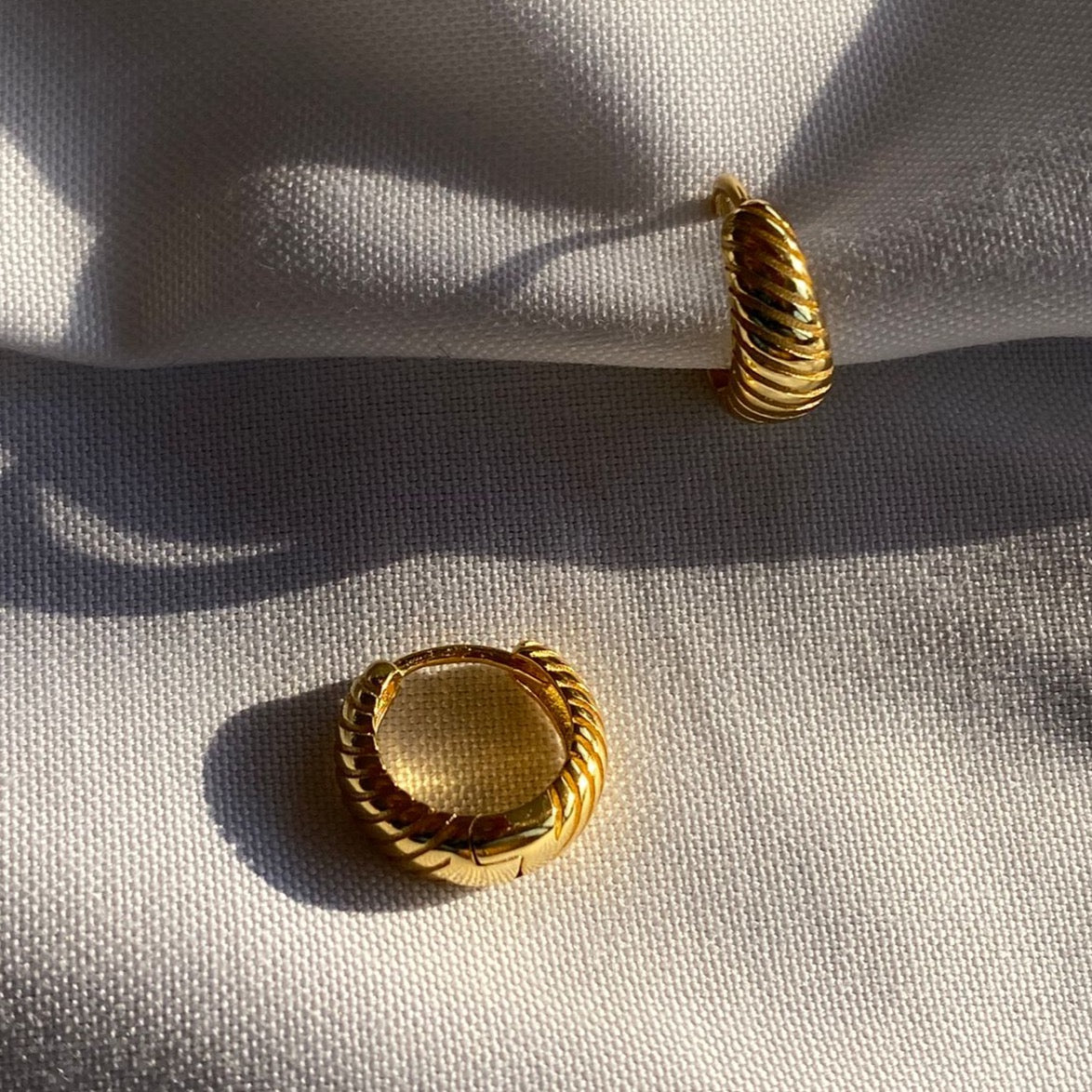 Mini Hoops Croissant Gold 8mm