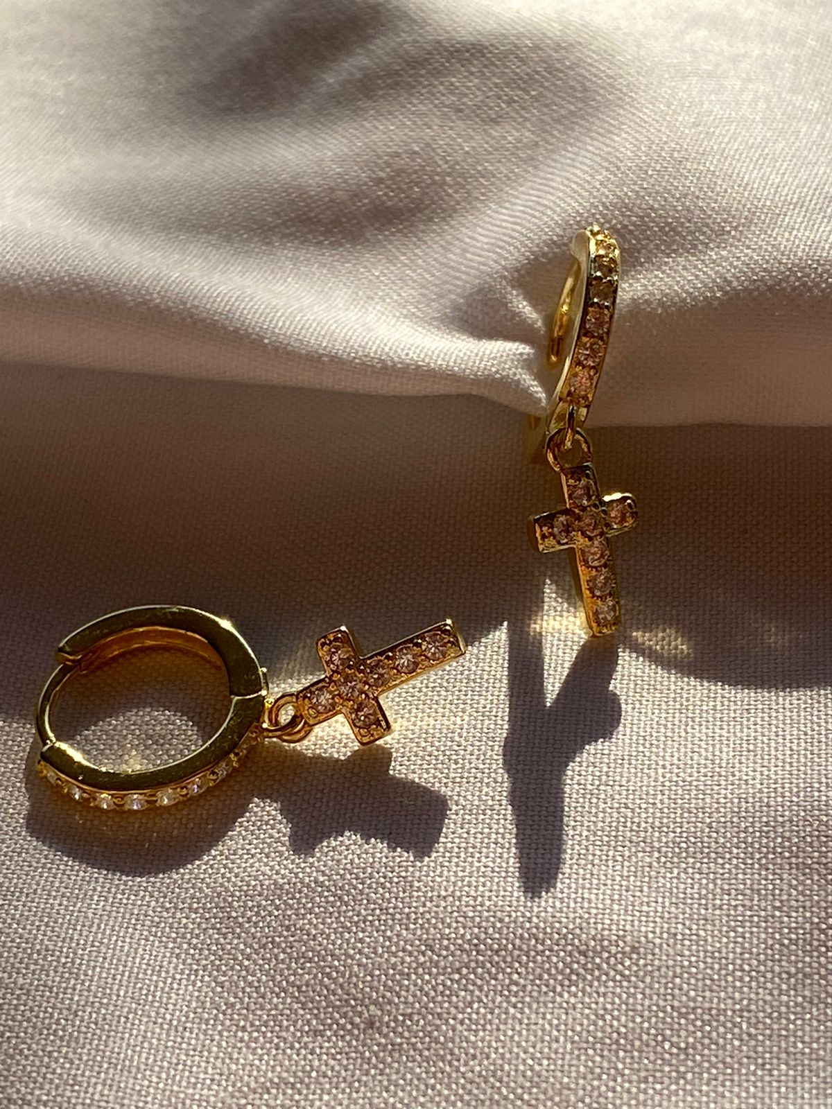 Mini Hoops Dije Cruz Gold