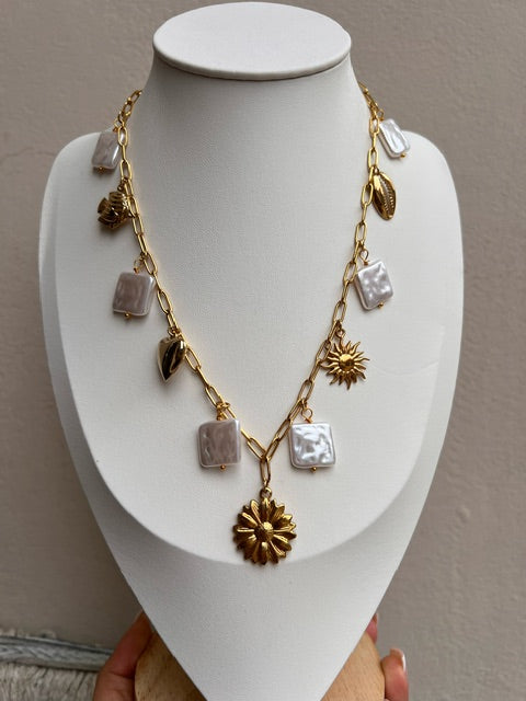 Perlas y Charms Chocker