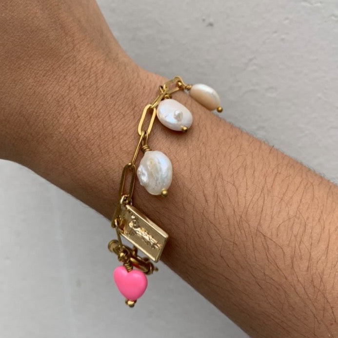 Brazalete Perlas y Medalla