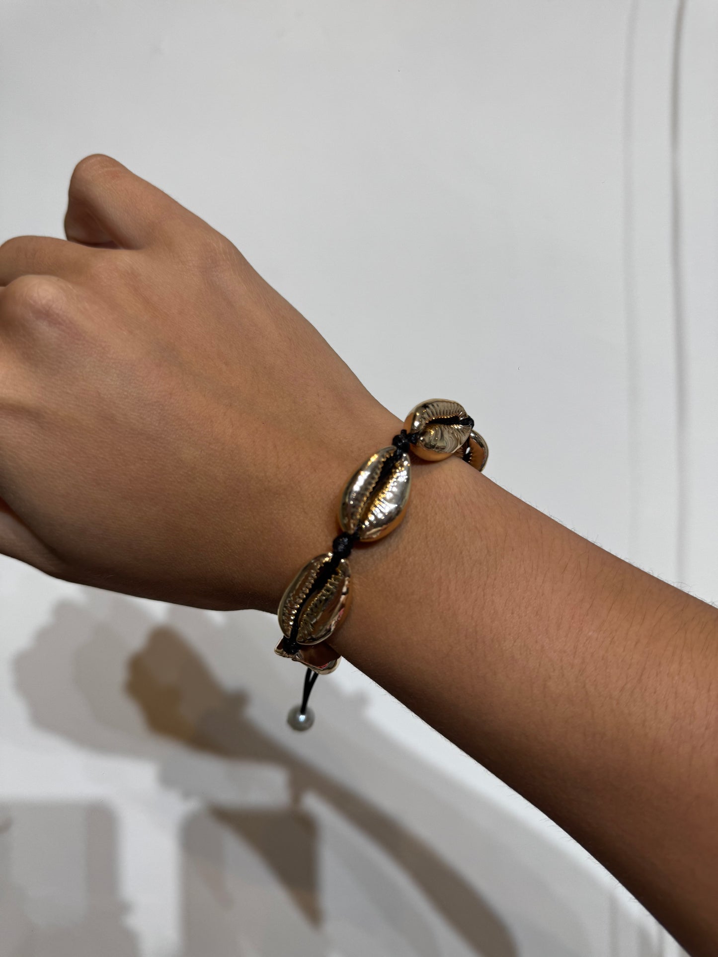 Brazalete Conchas Gold y Negro