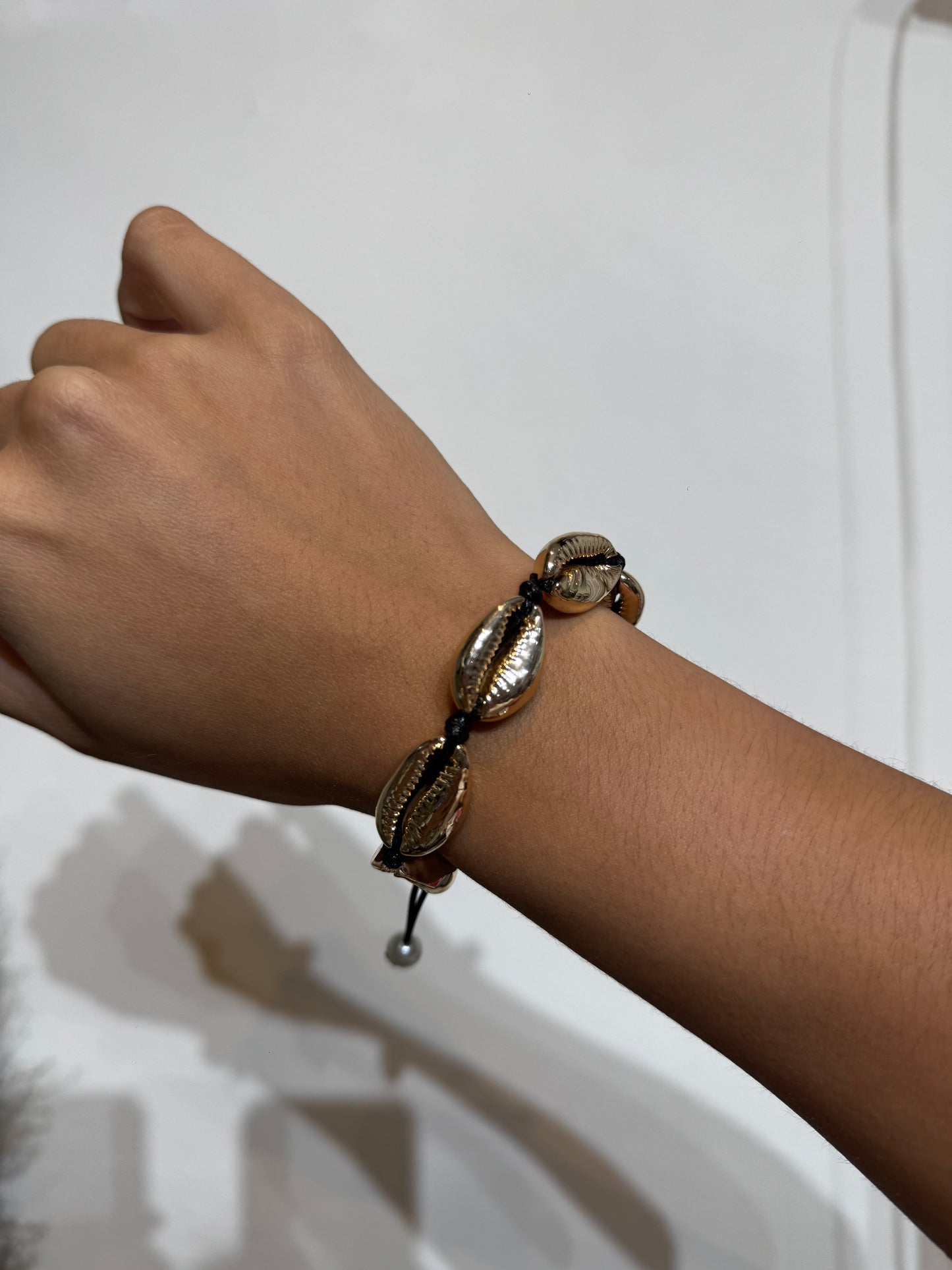 Brazalete Conchas Gold y Negro