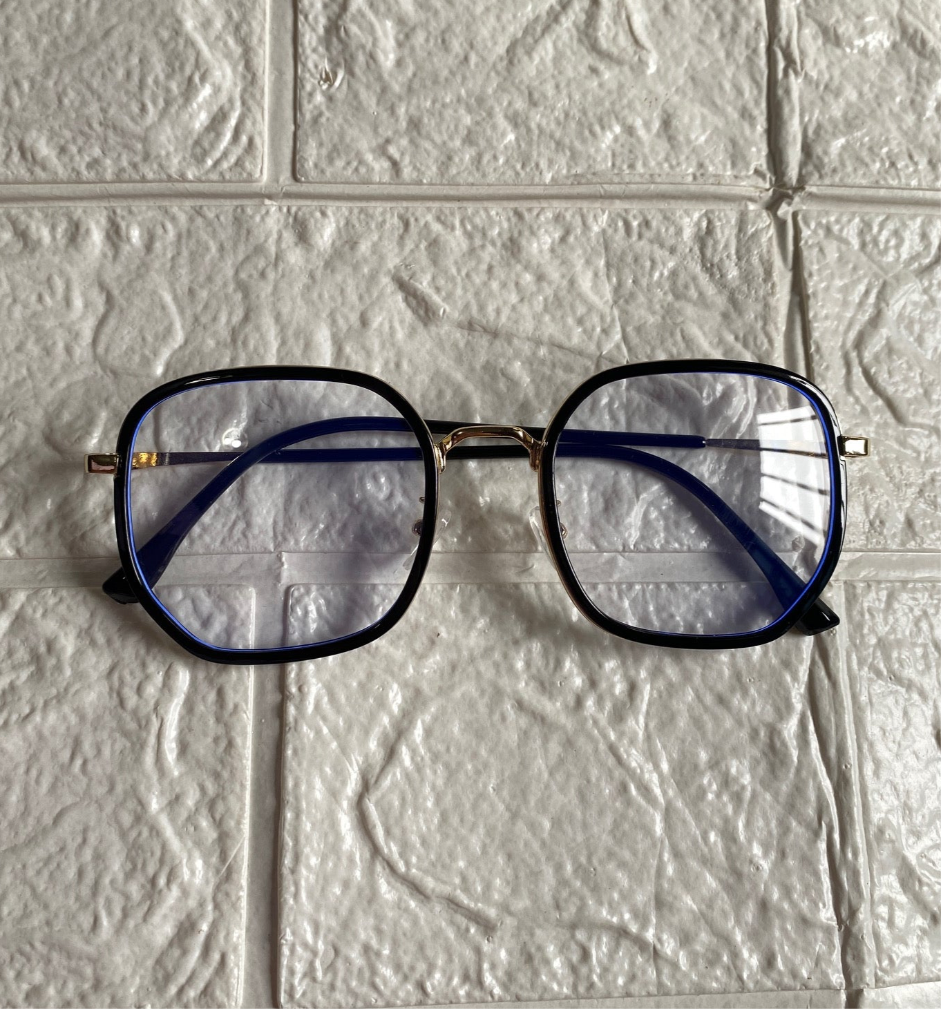 Lentes Semicuadrados Negros con Dorado