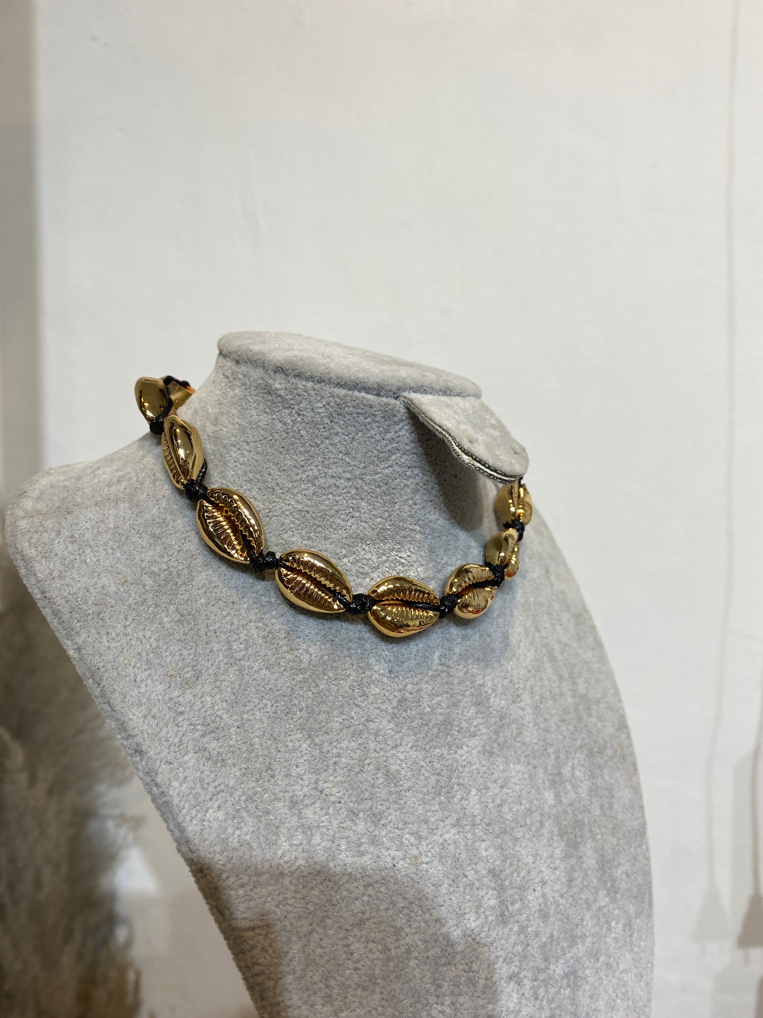 Chocker Conchas de Mar Gold/Negro