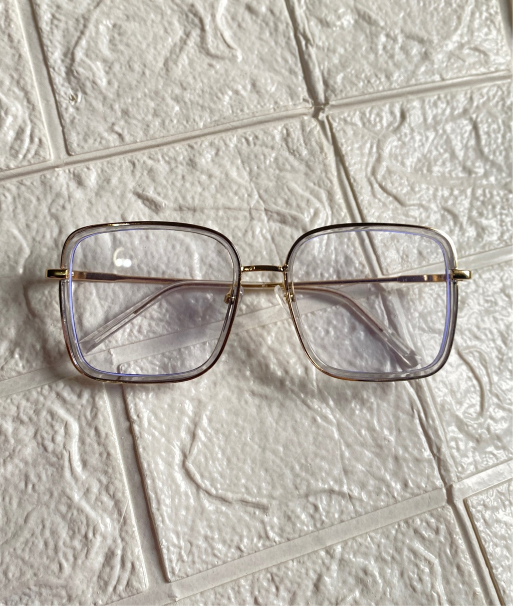 Lentes Cuadrados Humo con Detalles Dorados