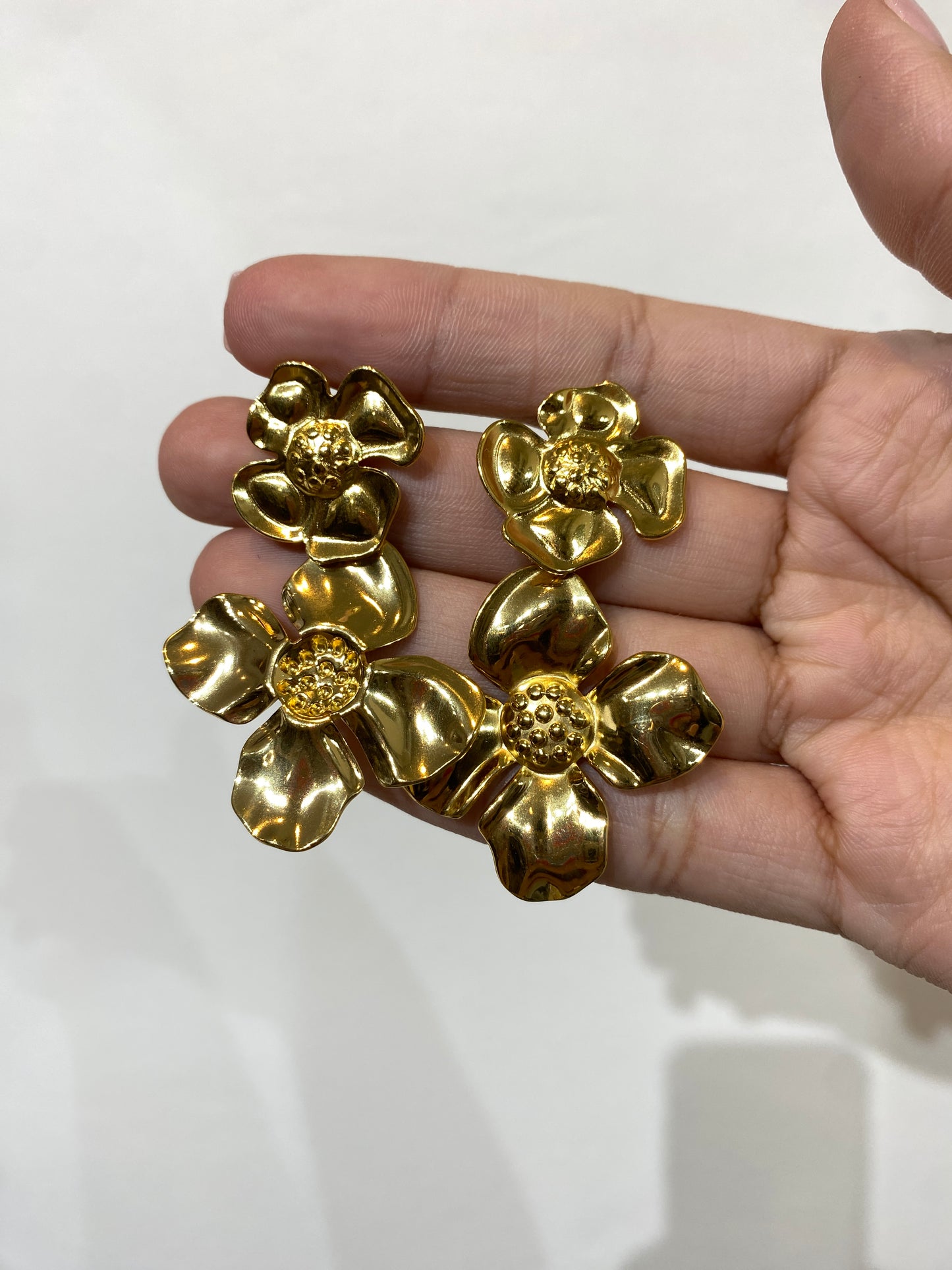 Studs con Flores Colgantes