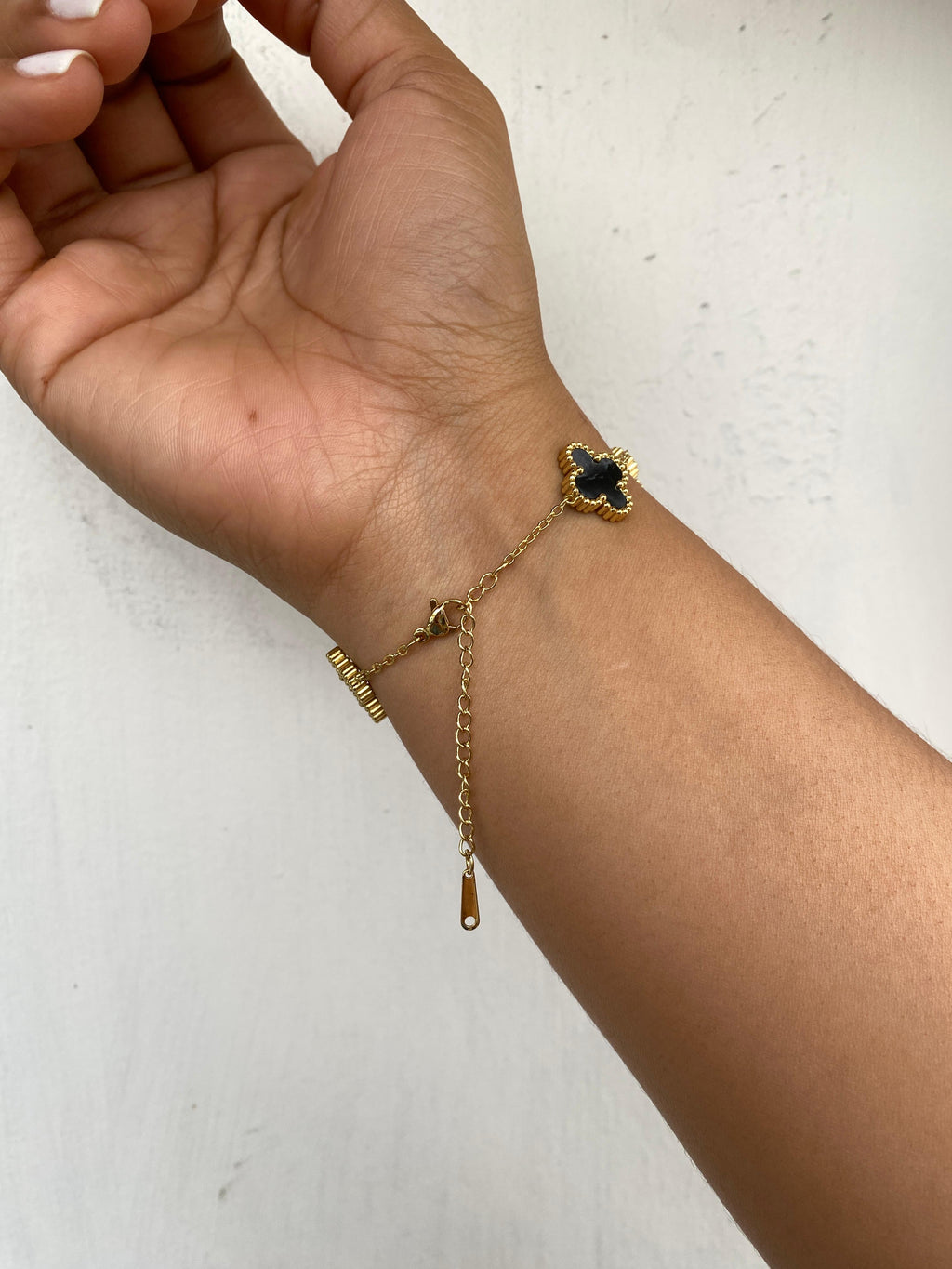 Brazalete Van Cleef Gold solo Treboles Negros