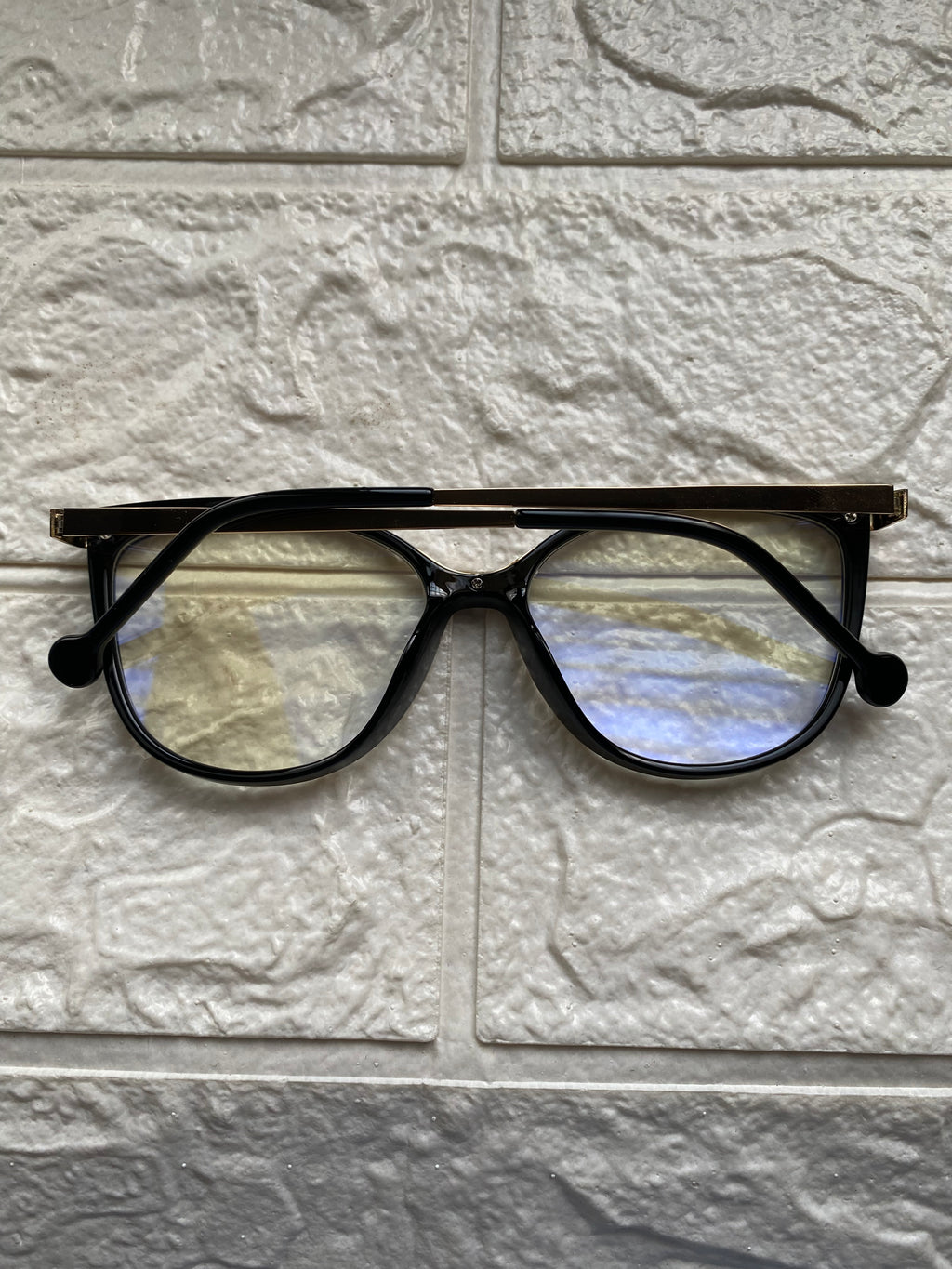 Lentes Cat Eye Negros con Detalles Gold Circulo en la Patilla
