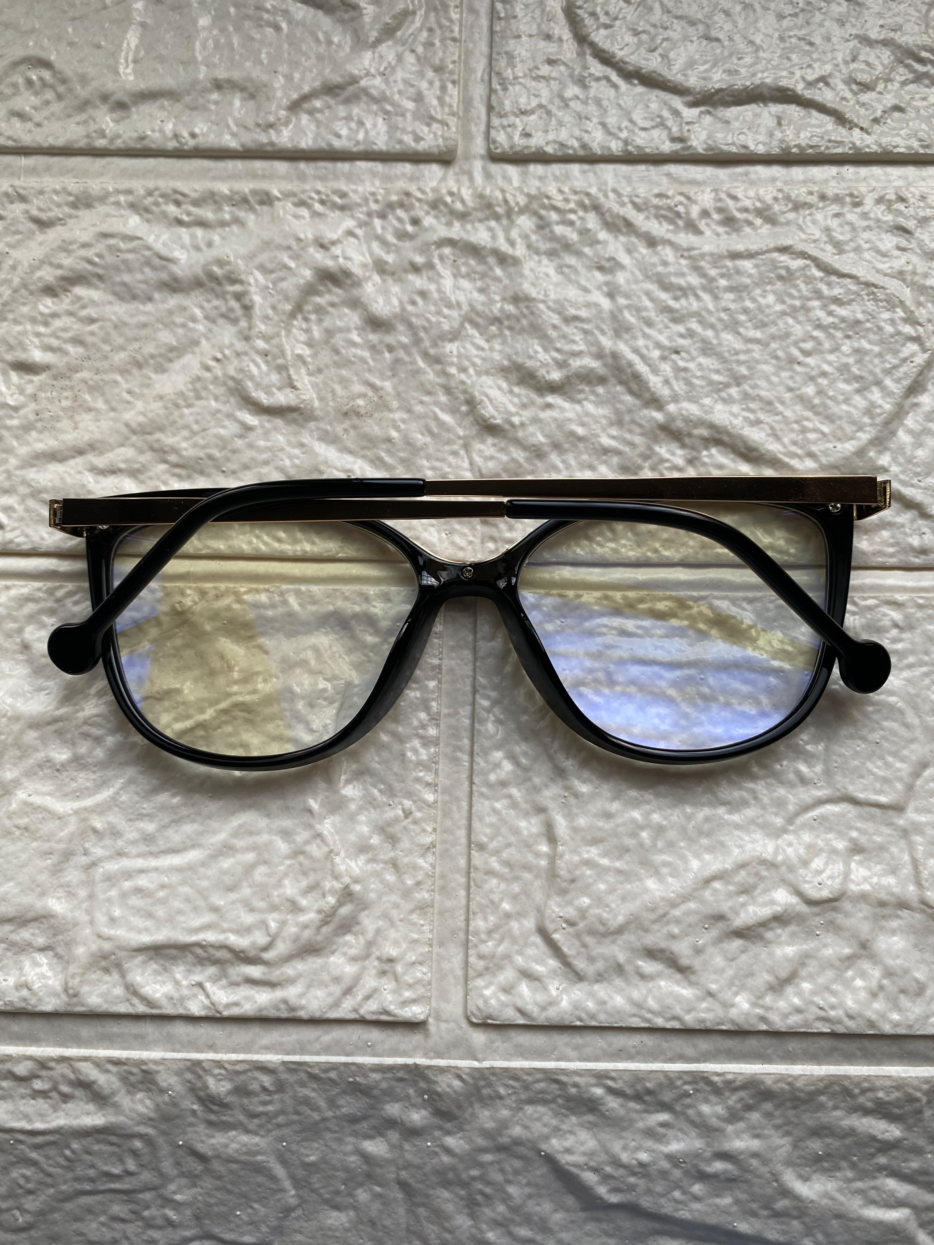 Lentes Cat Eye Negros con Detalles Gold Circulo en la Patilla