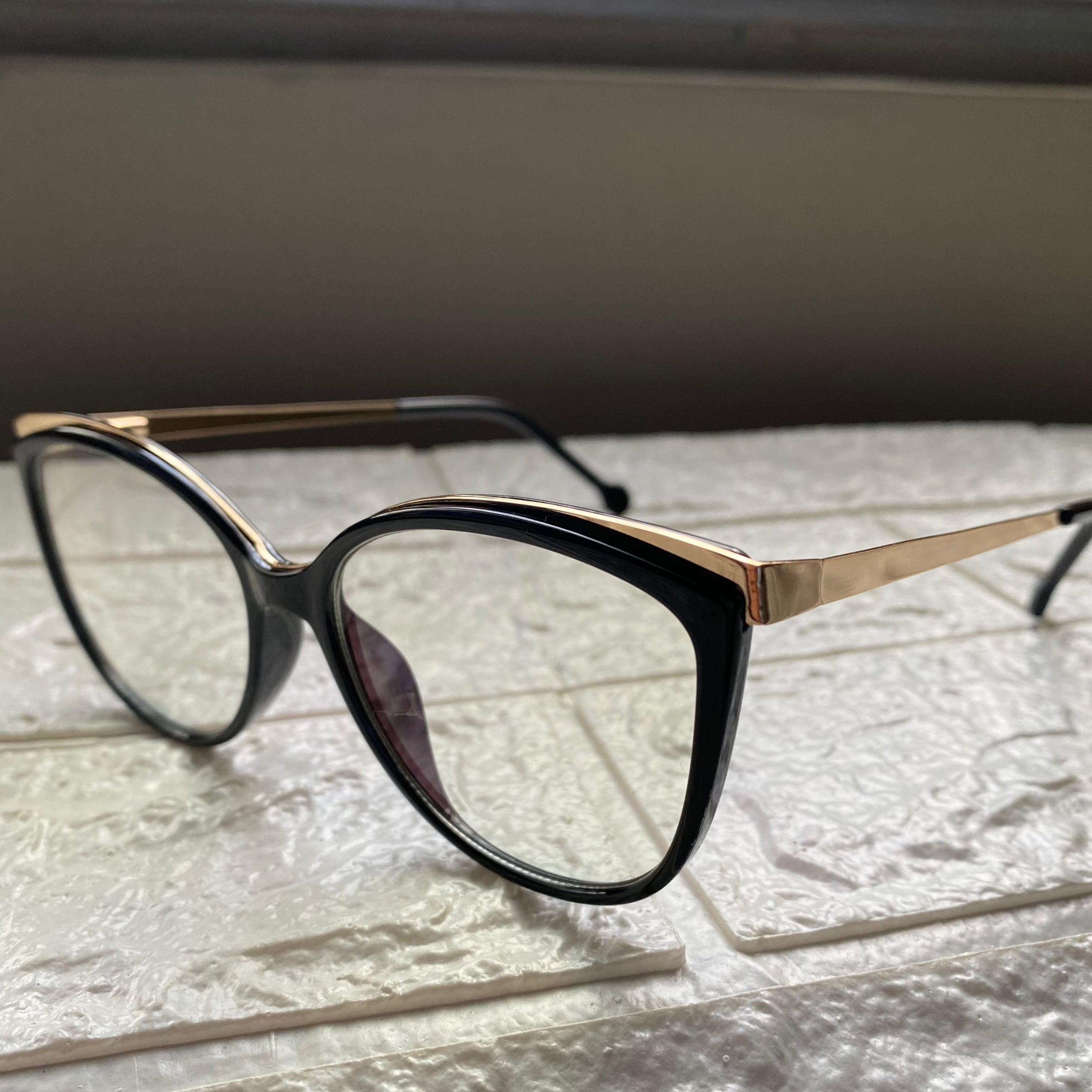 Lentes Cat Eye Negros con Detalles Gold Circulo en la Patilla