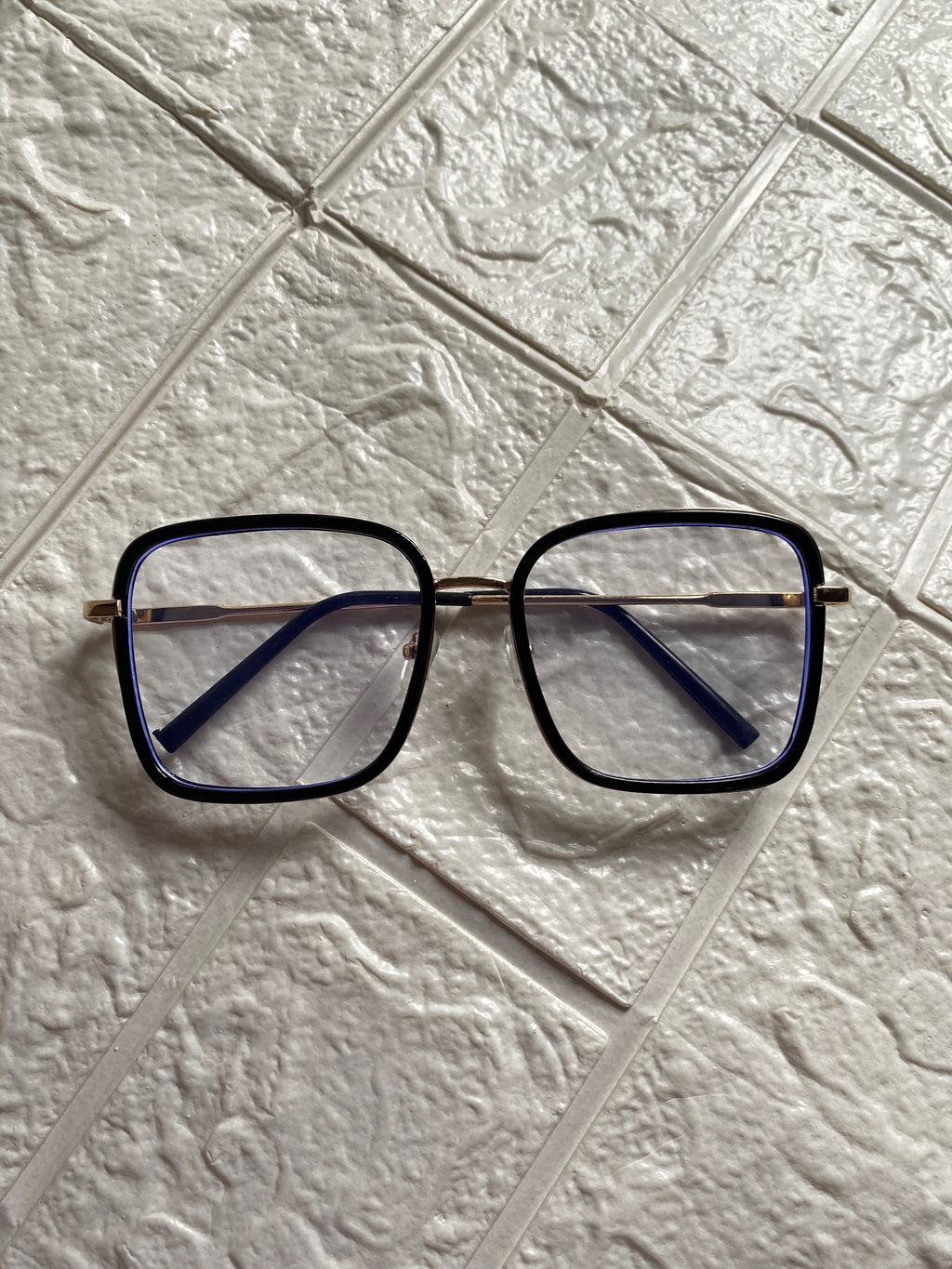 Lentes Cuadrados Negros con detalles Dorados