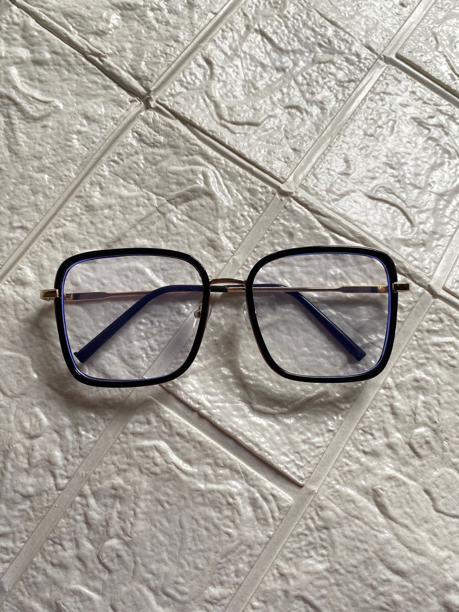 Lentes Cuadrados Negros con detalles Dorados