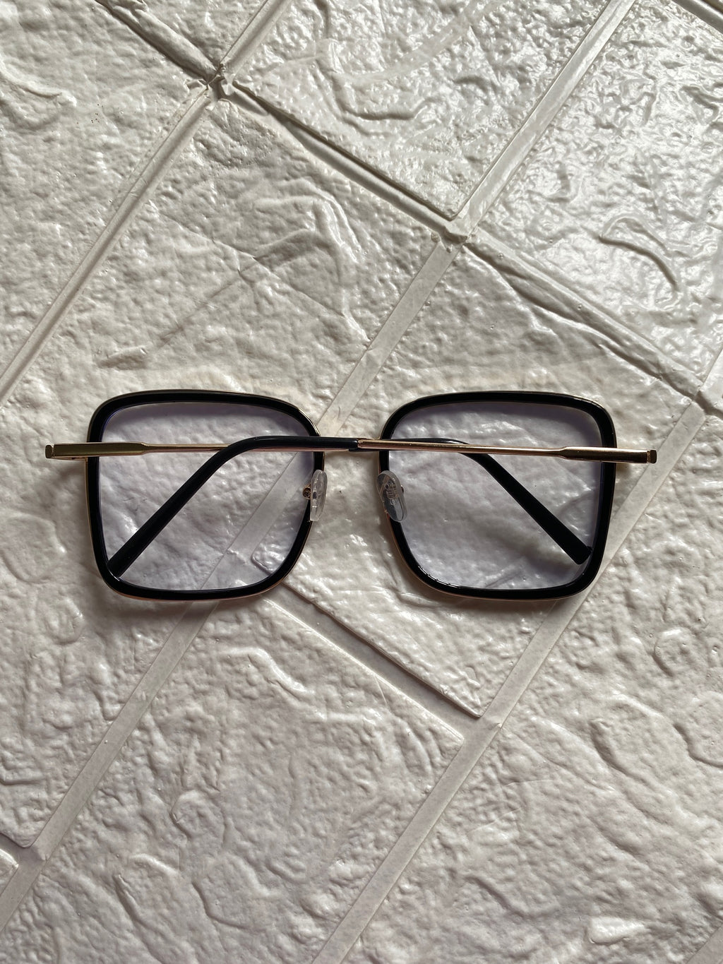 Lentes Cuadrados Negros con detalles Dorados