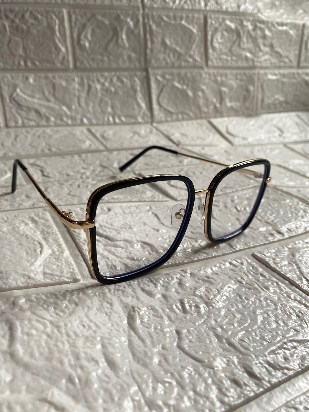 Lentes Cuadrados Negros con detalles Dorados