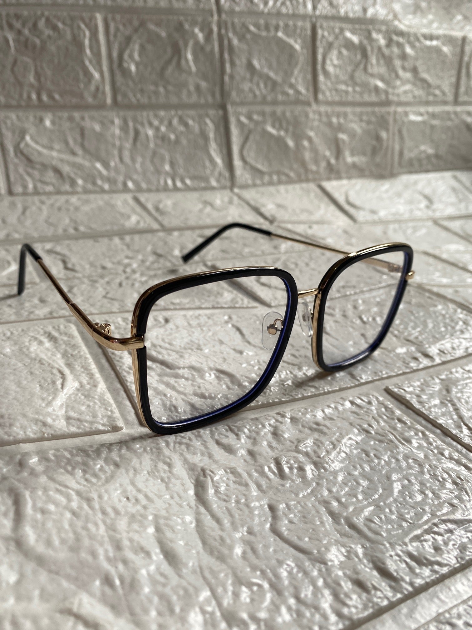 Lentes Cuadrados Negros con detalles Dorados
