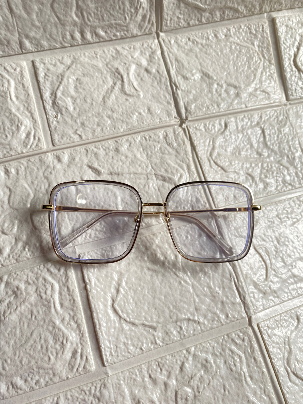 Lentes Cuadrados Humo con Detalles Dorados