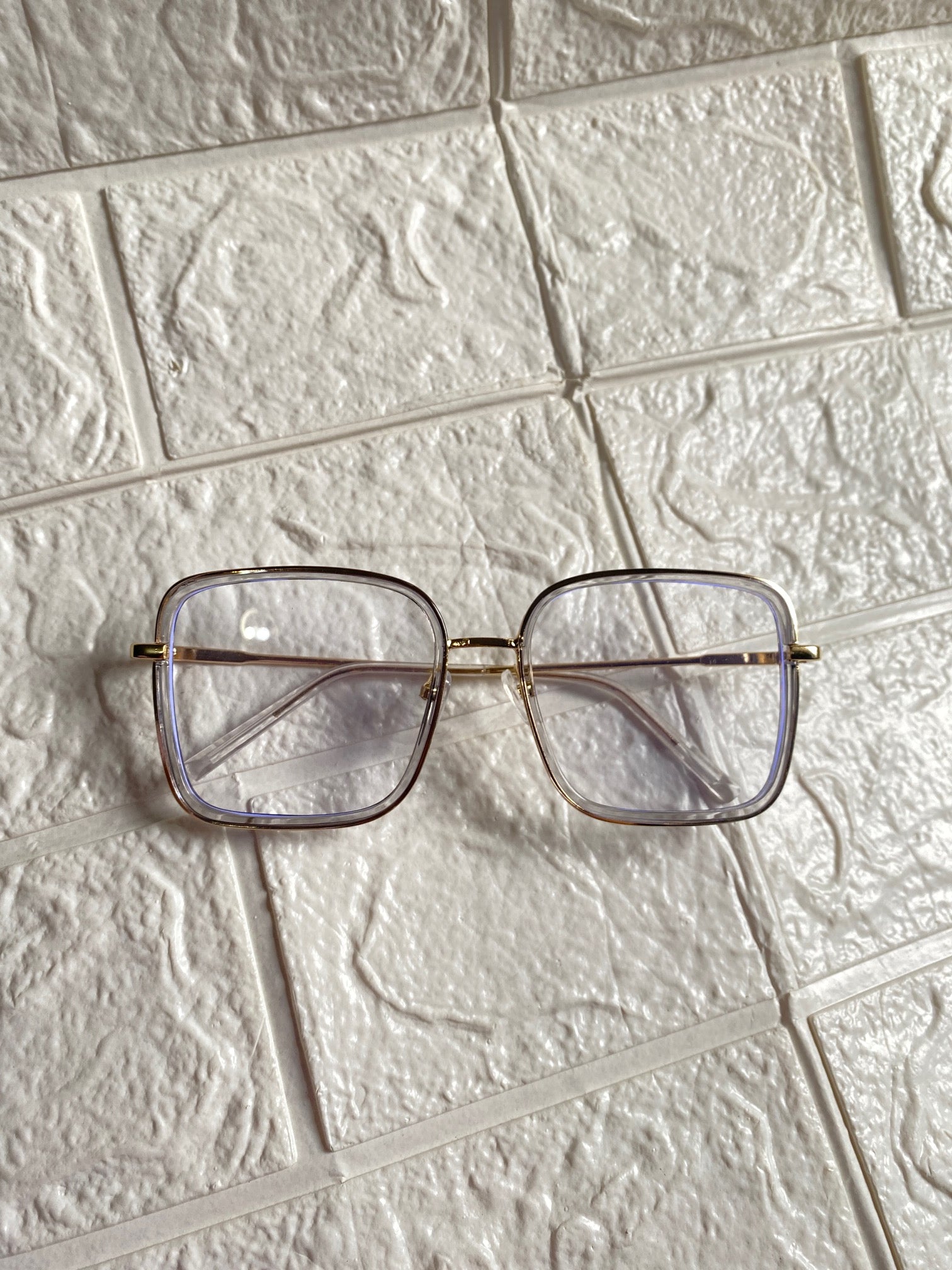 Lentes Cuadrados Humo con Detalles Dorados