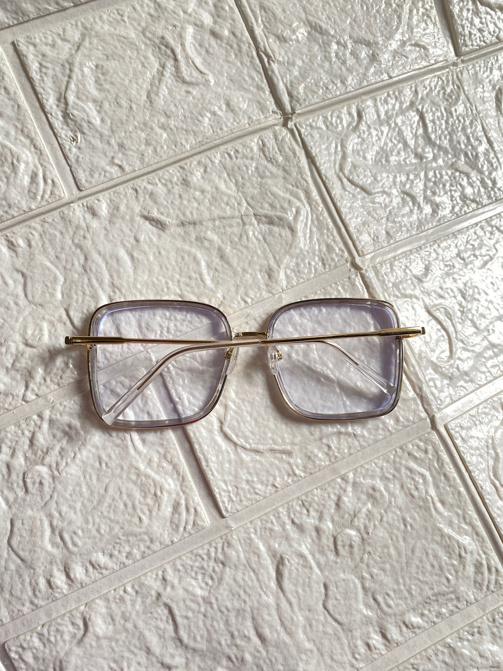 Lentes Cuadrados Humo con Detalles Dorados