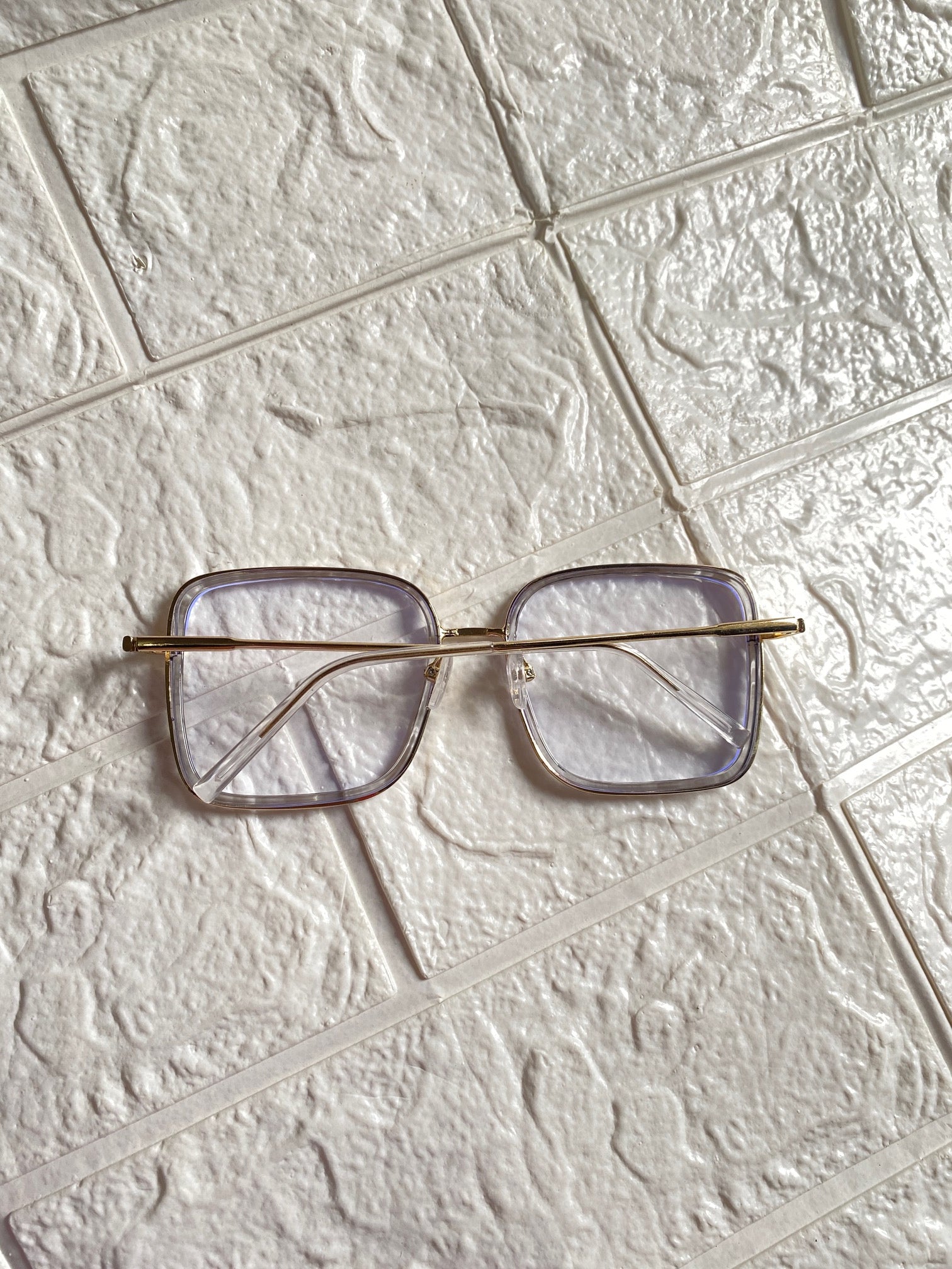 Lentes Cuadrados Humo con Detalles Dorados