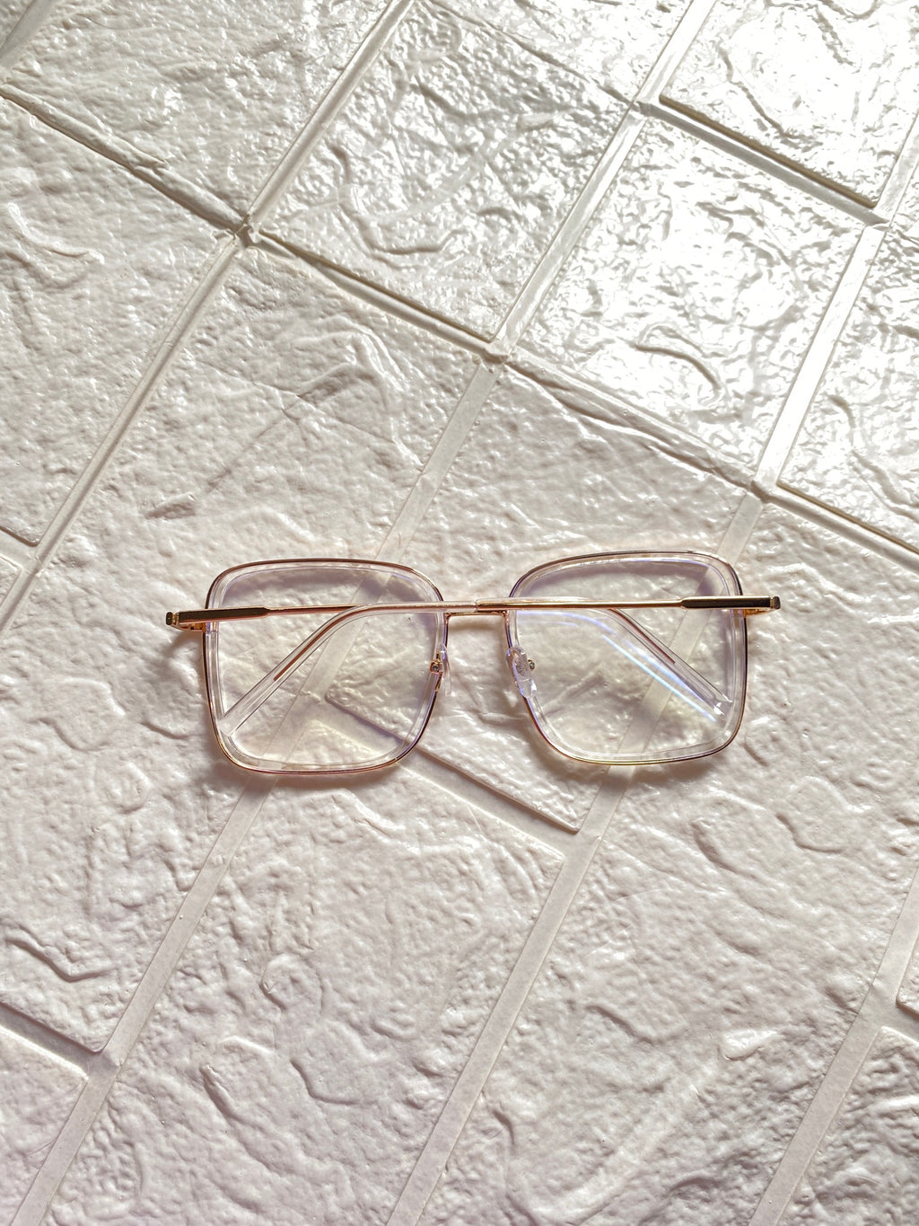 Lentes Cuadrados Clear con Detalles Gold