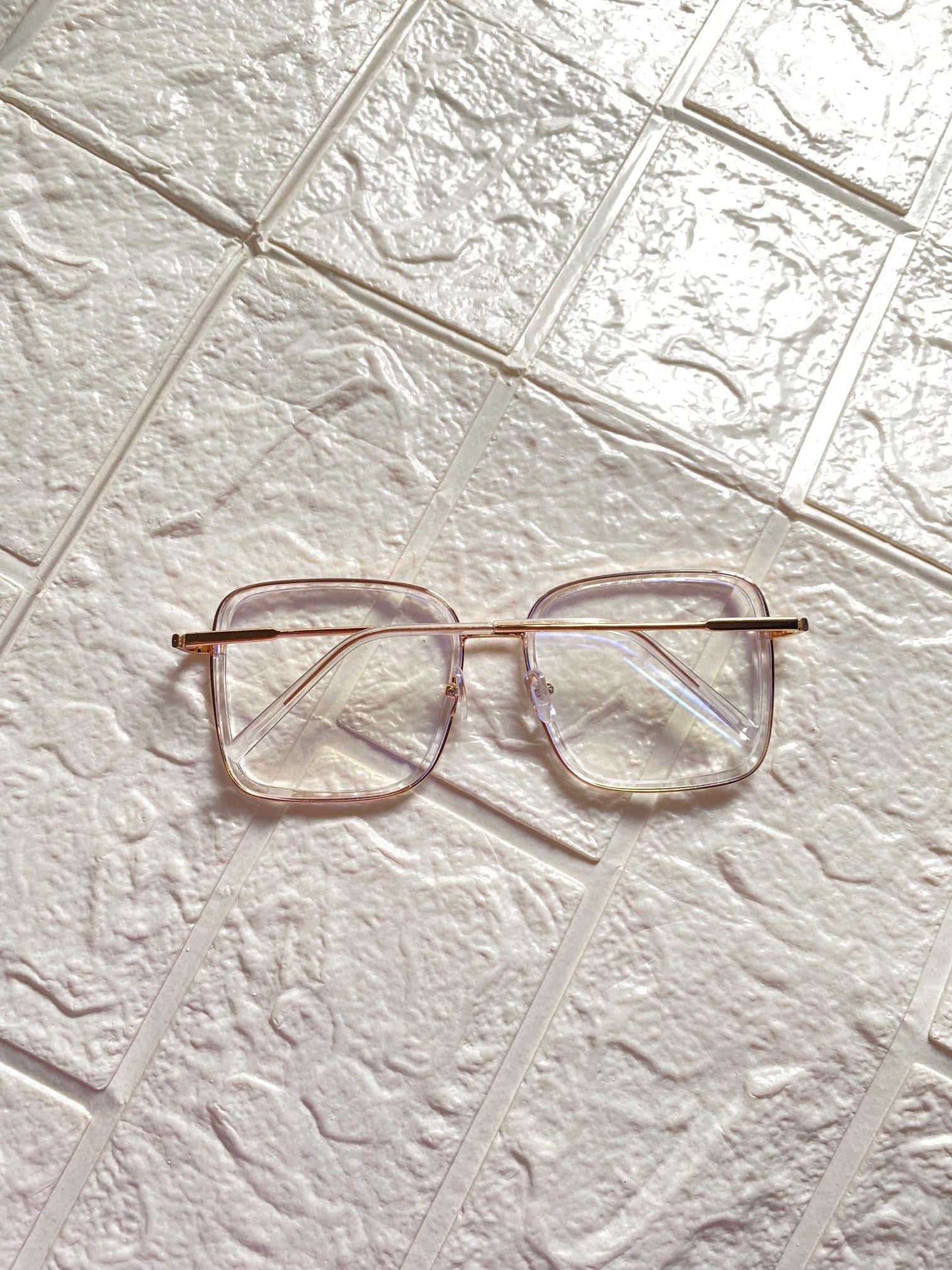 Lentes Cuadrados Clear con Detalles Gold