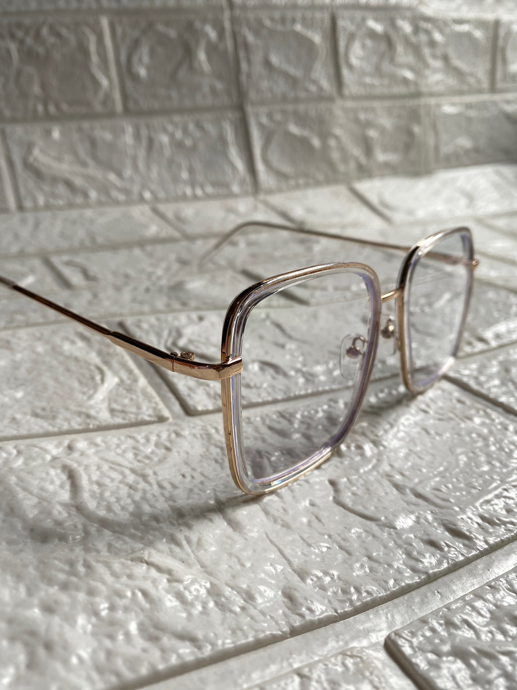 Lentes Cuadrados Clear con Detalles Gold