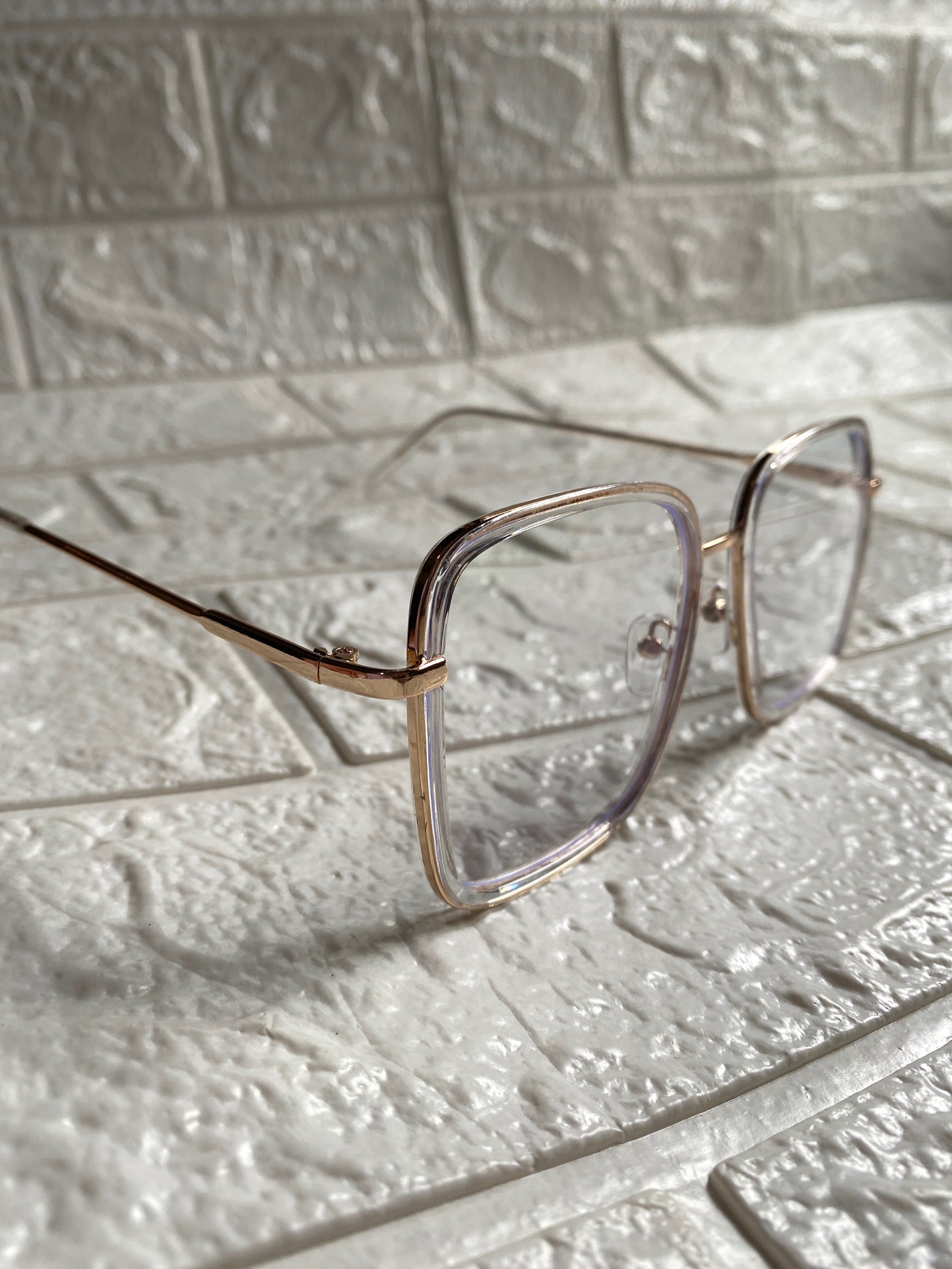 Lentes Cuadrados Clear con Detalles Gold