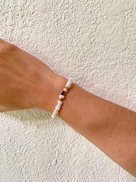 Pulsera Perlitas y Corazon Dorado