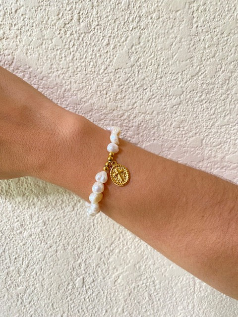 Pulsera Perlas y Cruz Dorada