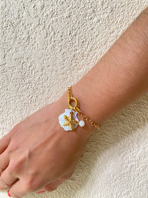 Pulsera Dorada Concha de Mar Tornasol