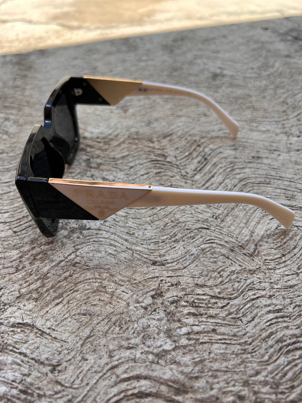 Lentes Prada XL Negro y Detalle Blanco