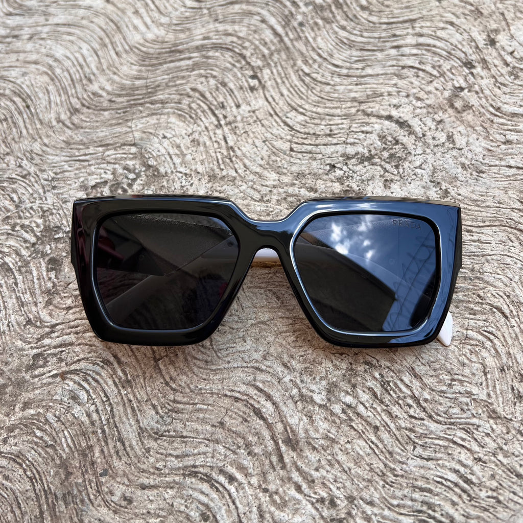 Lentes Prada XL Negro y Detalle Blanco