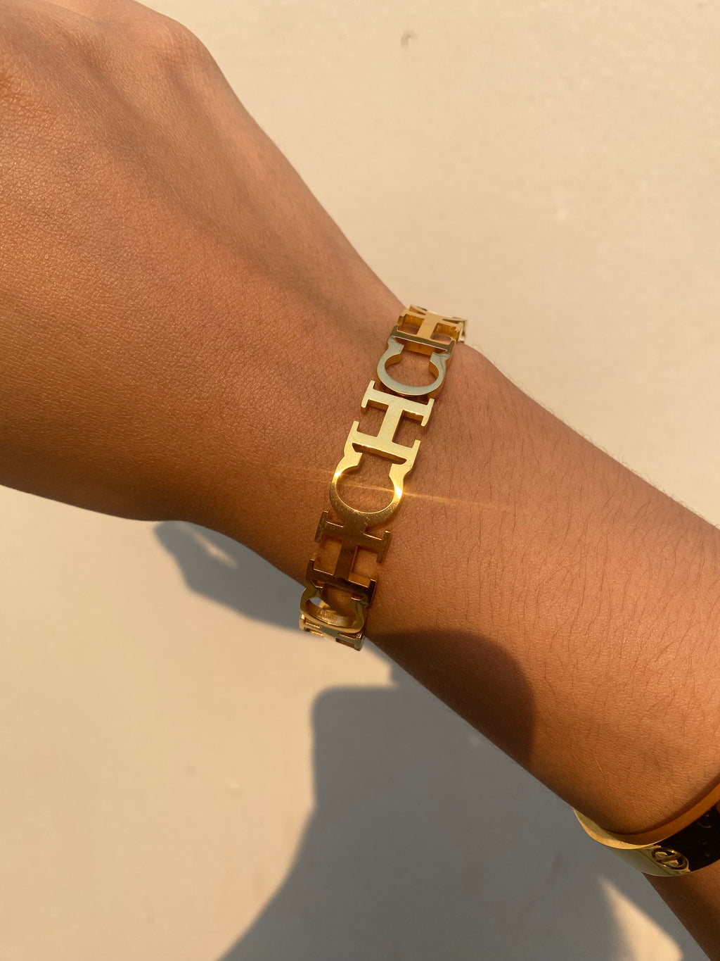 Brazalete Carolina Herrera Gold