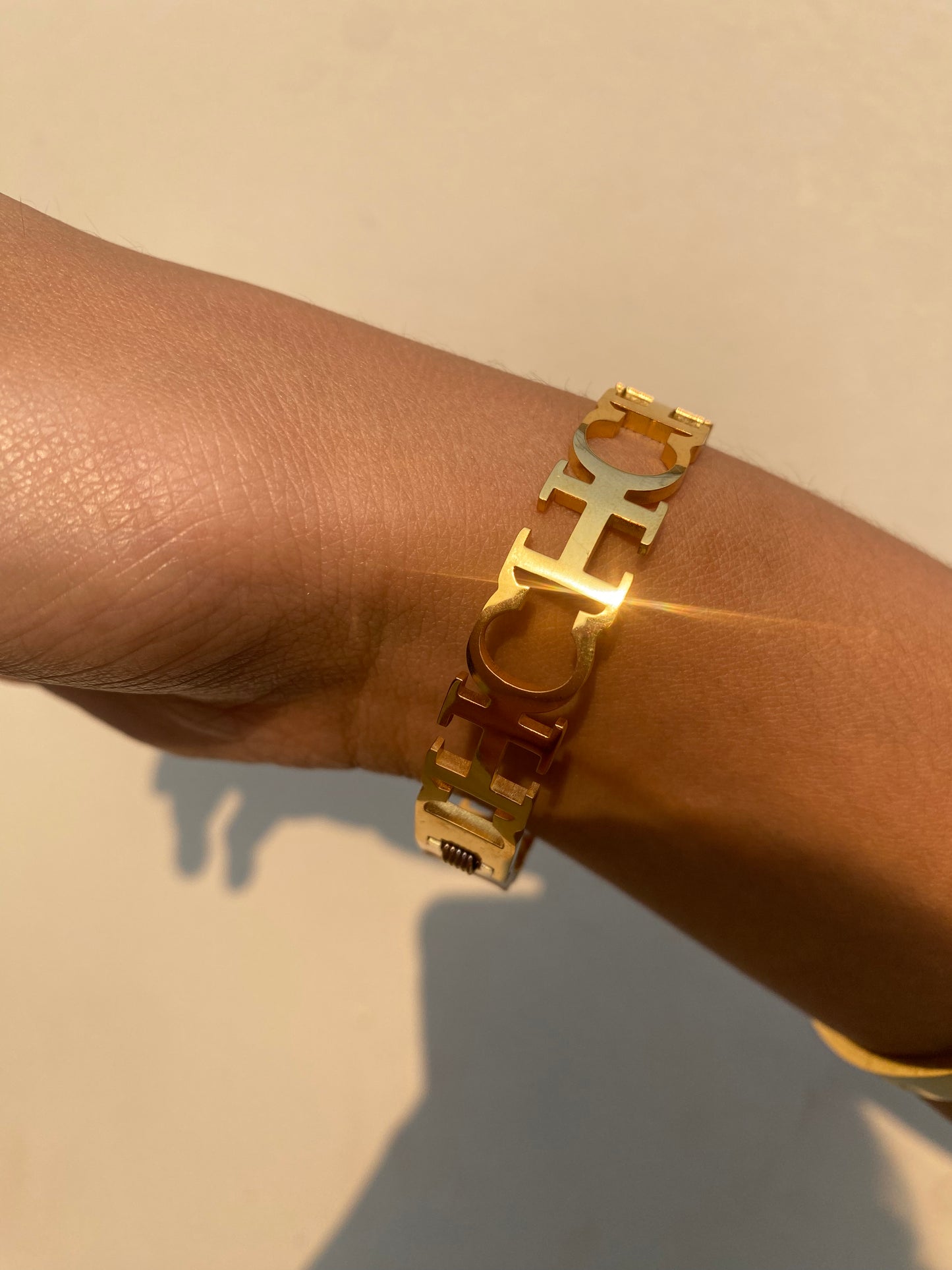 Brazalete Carolina Herrera Gold