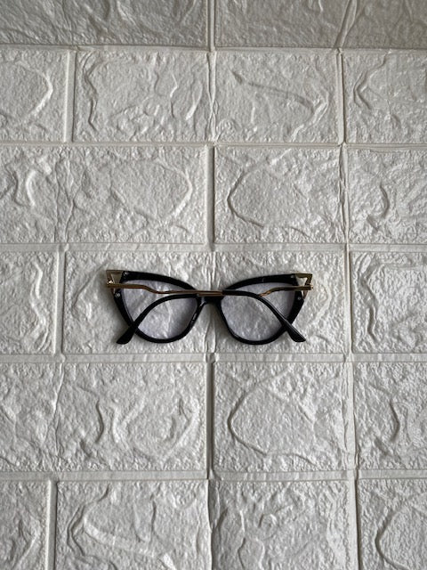 Lentes Fine Cat Eye Negros Esquinas de Metal Gold