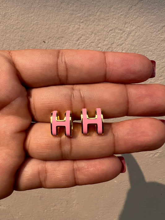 Studs HERMES letra rosada