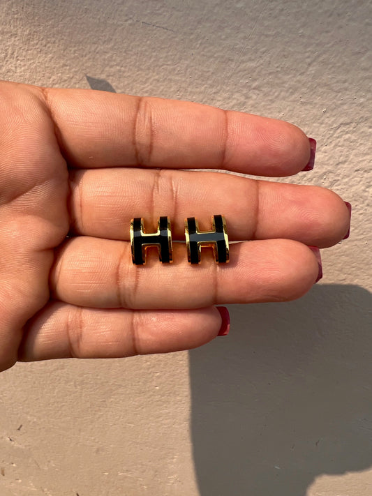 Studs HERMES letra negra