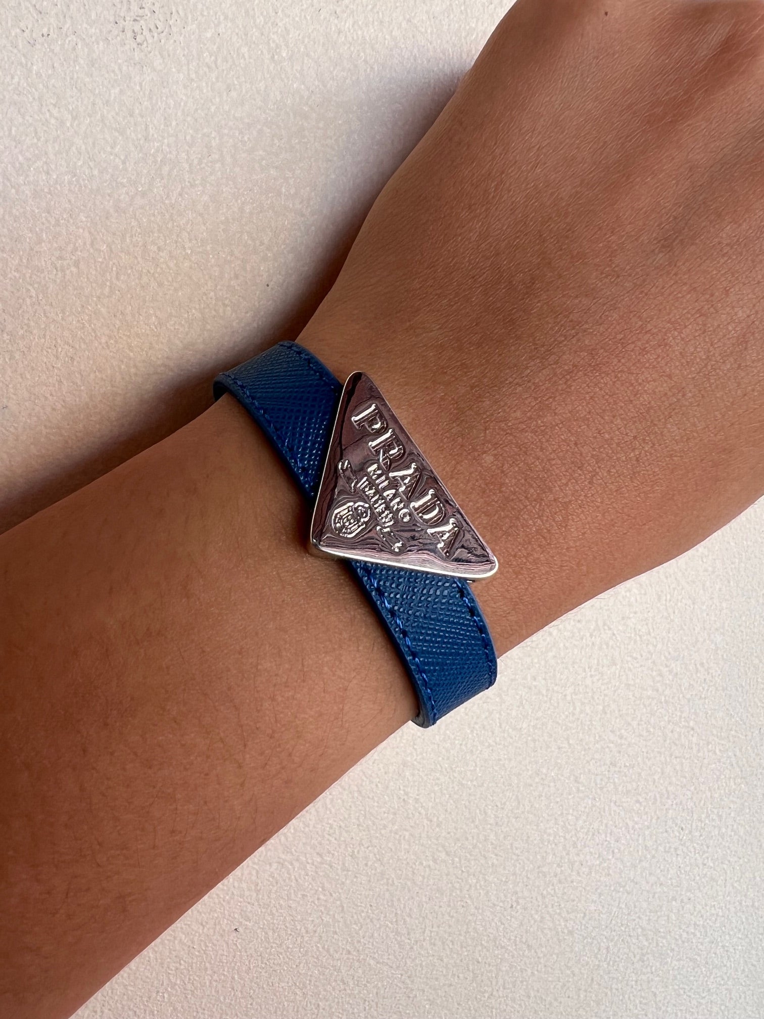 Brazalete Prada Cuerito Azul Logo Silver