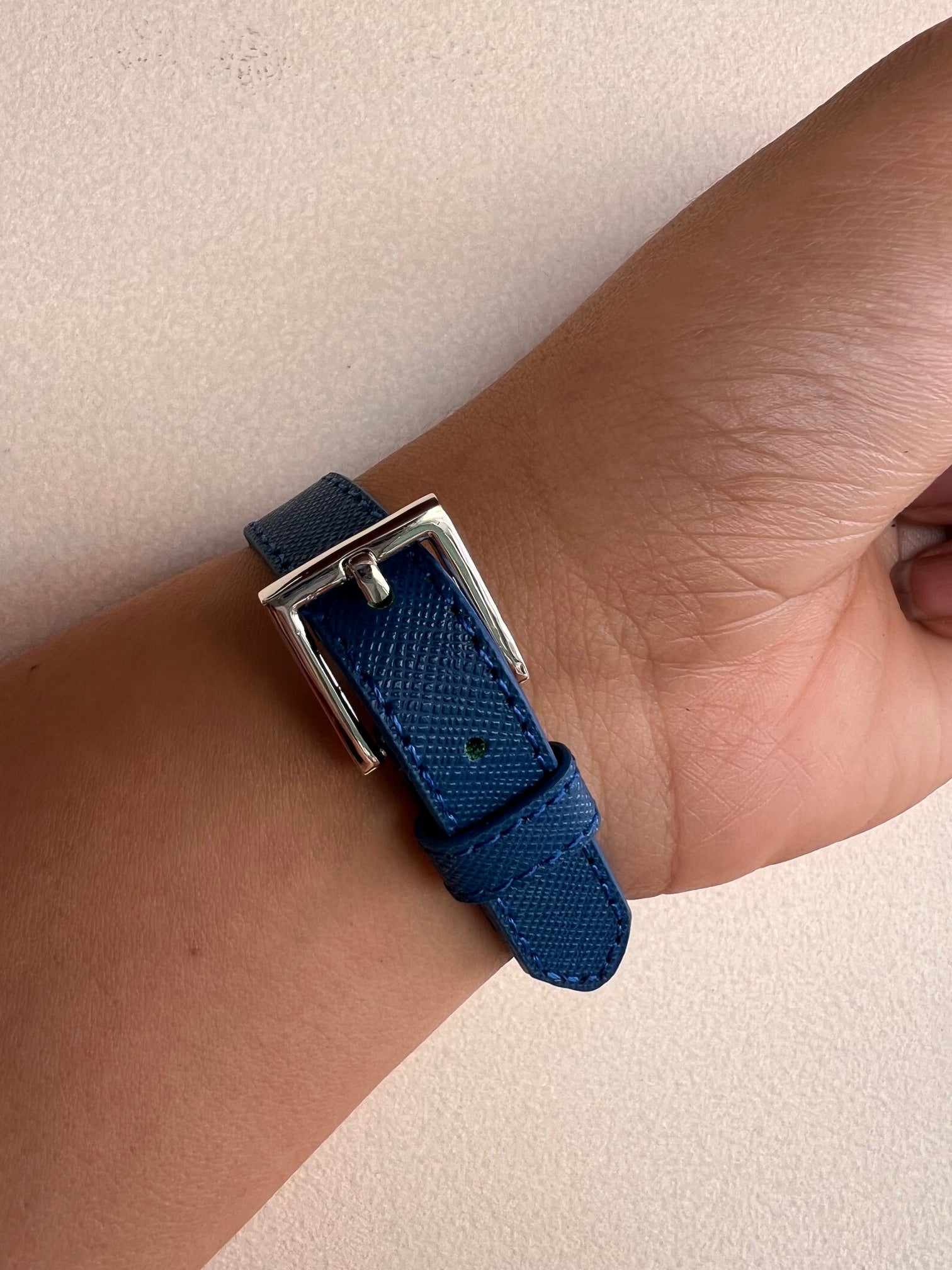 Brazalete Prada Cuerito Azul Logo Silver
