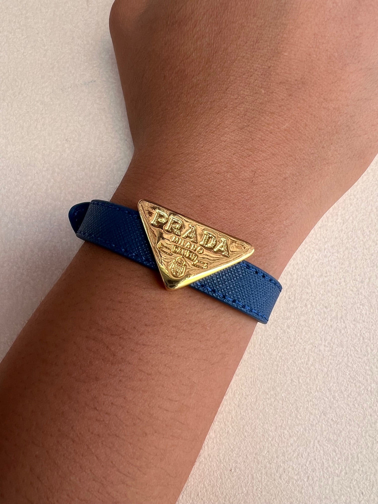 Brazalete Prada Cuerito Azul Logo Gold